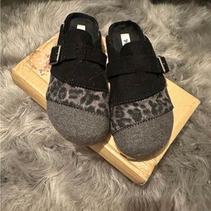 New in box clogs Sz 7.5